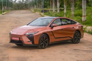 3 reasons to buy the Lexus ES 500e and 2 to skip it