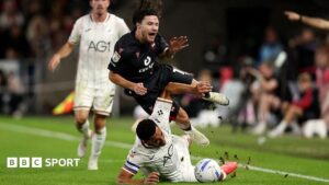 Wrexham boss Parkinson says Swansea captain should have seen red
