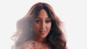 Tamera Mowry-Housley Boards ‘Scrubs’ Season 2