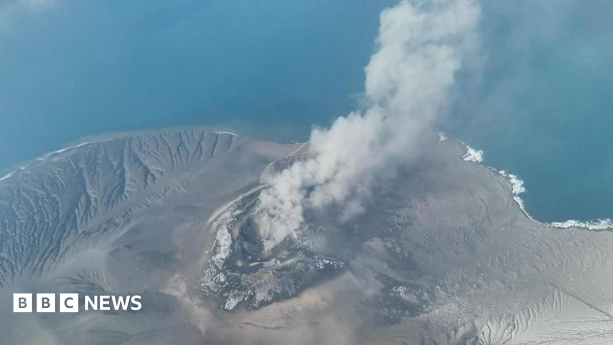 Volcano eruption leaves 170,000 passengers stranded in Indonesia