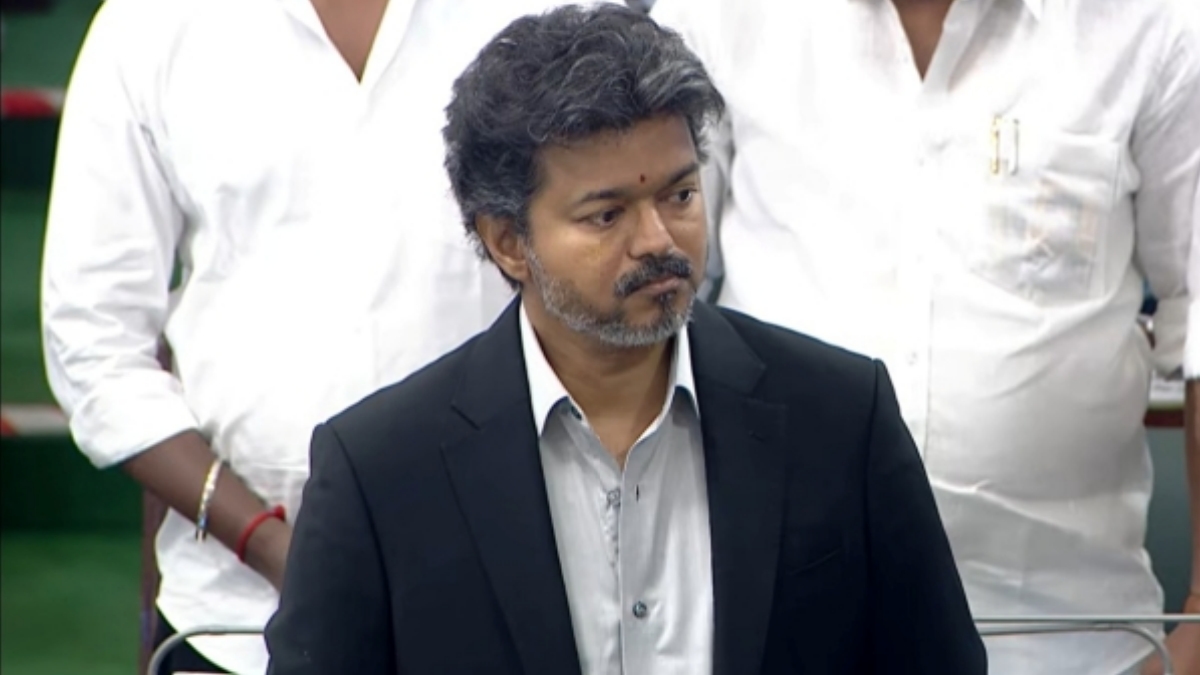 சட்டசபையில் பதிலுரையின் போது விஜய் நெற்றியில் இருந்த சிகப்பு பொட்டு! யார் வைத்துவிட்டது தெரியுமா?