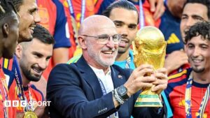 De la Fuente extends Spain contract to 2032