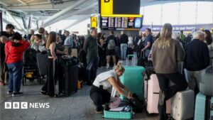 More flight delays expected after hundreds cancelled by air traffic control glitch