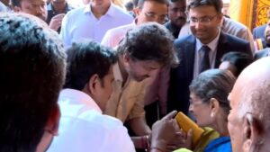 பிடிஆர் தாயார் காலில் விழுந்த முதல்வர் விஜய்.. கும்பாபிஷேகத்தில் நடந்த சம்பவத்திற்கு பிராயச்சித்தம்!