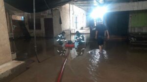 Floods inundate roads in southeastern Algeria
