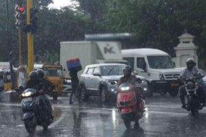 TN Weather: பலத்த காற்றுடன் கனமழை வெளுத்து வாங்கும்.. வானிலை மையம் எச்சரிக்கை!