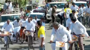 சைக்கிளில் இருந்து தடுமாறி விழுந்த தவெக MLA.. திரும்பி பார்த்துவிட்டு நிற்காமல் சென்ற புஸ்ஸி ஆனந்த்!