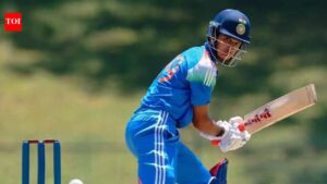 Sehwag shines, Dravid goes ballistic as India beat Australia by seven runs