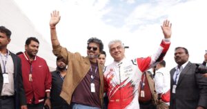 'தலைவரோட ரேஸிங் சூட்டோட போட்டோ எடுக்கணும்!' – குஷியான சி.எம் விஜய்; ஆரத்தழுவிய அஜித்!
