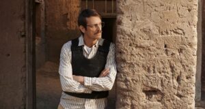Joel Kinnaman on Facing Off Against Saddam Hussein in ‘The Hunt for Saddam’
