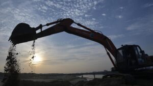 Water Resources Dept. steps up estuary dredging in Chennai to improve flood water discharge during monsoon