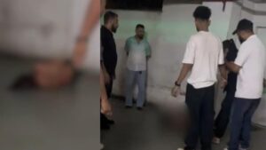 ஆடையின்றி நிர்வாணமாக கிடந்த இளம்பெண்.. நைட் கிளப்பில் பவுன்சர்கள் செய்த செயல்.. ஷாக் வீடியோ