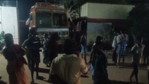 உளுந்தூர்பேட்டை ரேஷன் அரிசியில் நெளிந்த புழுக்கள்.. லாரியையே சிறைபிடித்த கள்ளக்குறிச்சி மக்கள்