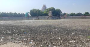 வற்றிய மதுரை வண்டியூர் தெப்பக்குளம்; குப்பைகளால் மாசு; சுத்தம் செய்யப்பட்டு மண்டபம் சீரமைக்கப்படுமா?