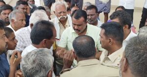 திண்டுக்கல்: கிளம்பி சென்ற அதிகாரியை தடுத்து நிறுத்தி கல்குவாரியை மூட தீர்மானம்!