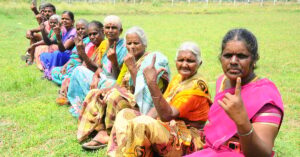 தாராபுரம்: இளம் தலைமுறை முதல் மூத்த குடிமக்கள் வரை குறையாத ஆர்வம்; வாக்குப்பதிவின் Highlights|Photos