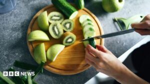 Why you should eat kiwi and pineapple skins